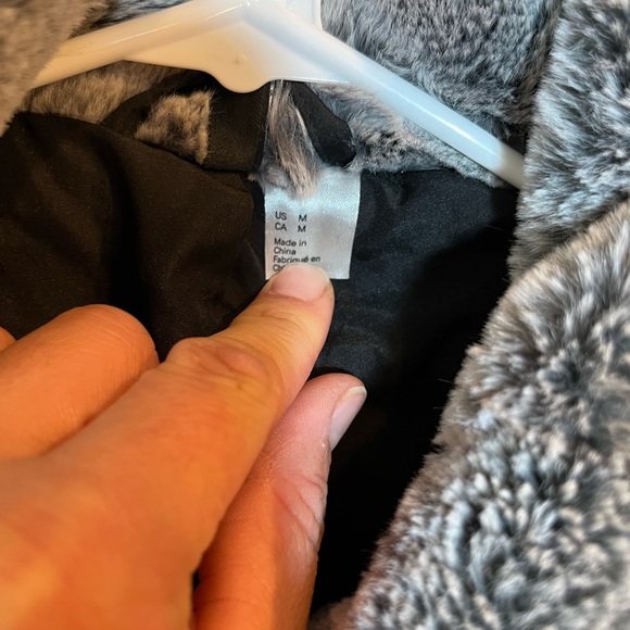 H & M Women's Gray Faux Fur Jacket size medium very soft feel to it - Picture 6 of 10